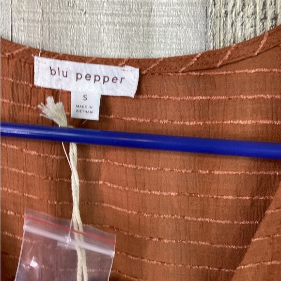 Blu Pepper Size Small Semi-Sheer Peplum Ribbed V-Neckline Short Sleeve B… - Picture 3 of 9